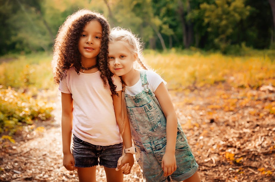 Deux petites filles qui sont amies