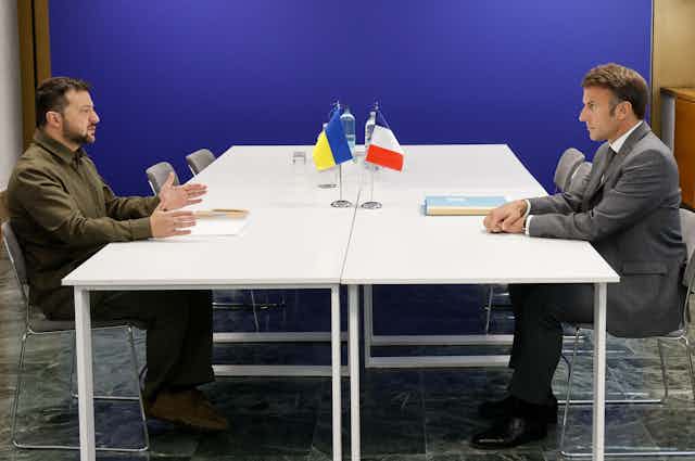 Le président ukrainien Volodymyr Zelensky et le président français Emmanuel Macron participent à une réunion bilatérale lors du sommet de la Communauté politique européenne à Grenade, dans le sud de l'Espagne, le 5 octobre 2023. 