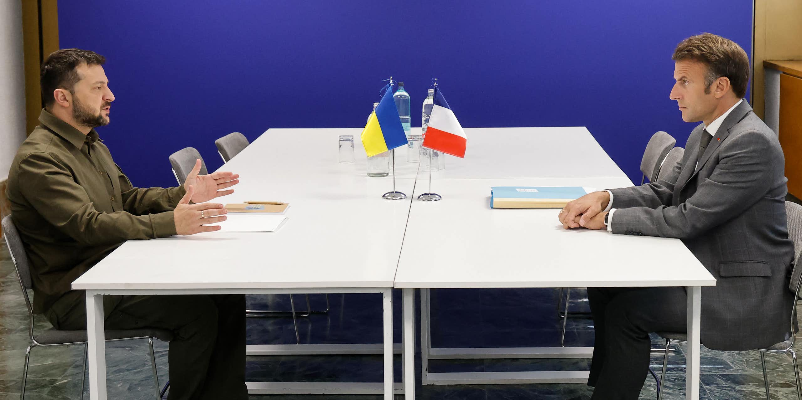Le président ukrainien Volodymyr Zelensky et le président français Emmanuel Macron participent à une réunion bilatérale lors du sommet de la Communauté politique européenne à Grenade, dans le sud de l'Espagne, le 5 octobre 2023. 