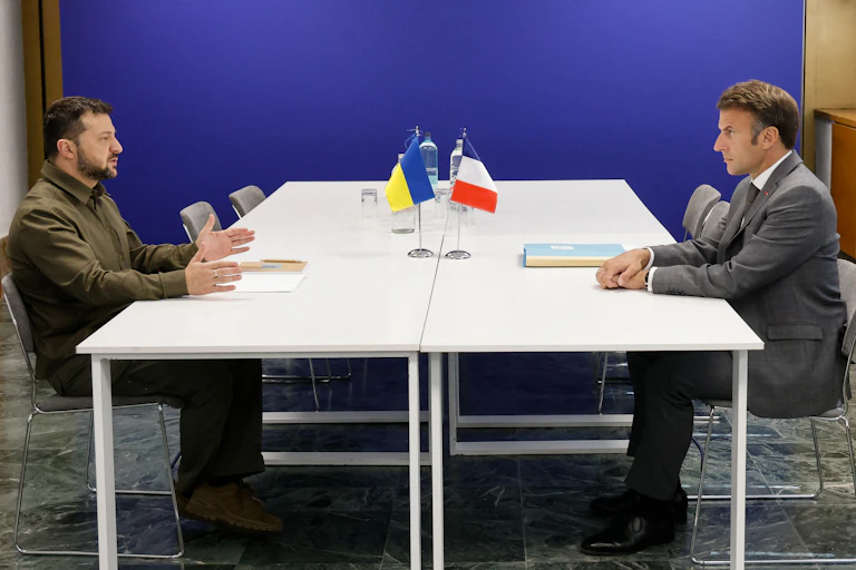 Le président ukrainien Volodymyr Zelensky et le président français Emmanuel Macron participent à une réunion bilatérale lors du sommet de la Communauté politique européenne à Grenade, dans le sud de l'Espagne, le 5 octobre 2023.
