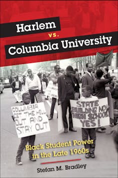 Manifestantes negros, incluidos dos niños pequeños en primer plano con carteles que instaban a la Universidad de Columbia a 