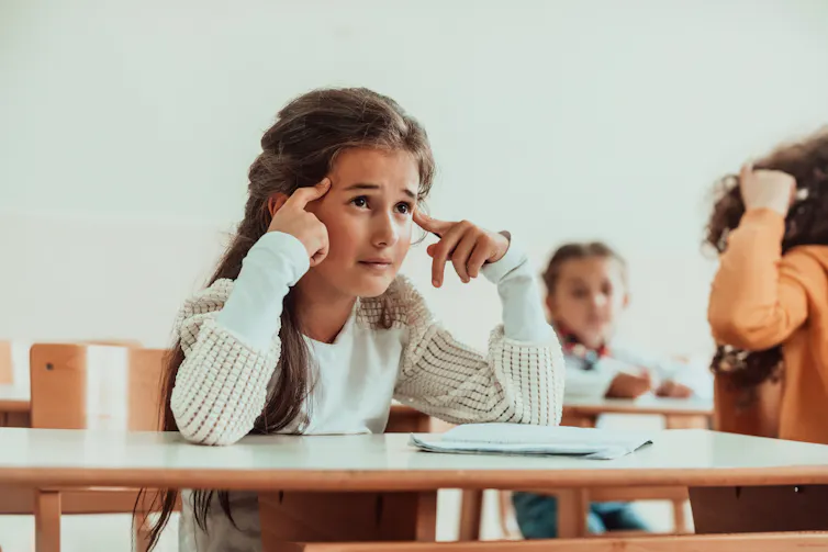 Une jeune fille ne comprend pas les explications de son enseignante