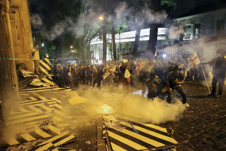 Police use tear gas against demonstrators.