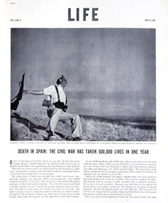Fotografía hecha por Robert Capa y publicada en la revista _Life_ de julio de 1937. En ella se ve a un hombre cayendo por un impacto con un fusil en la mano.