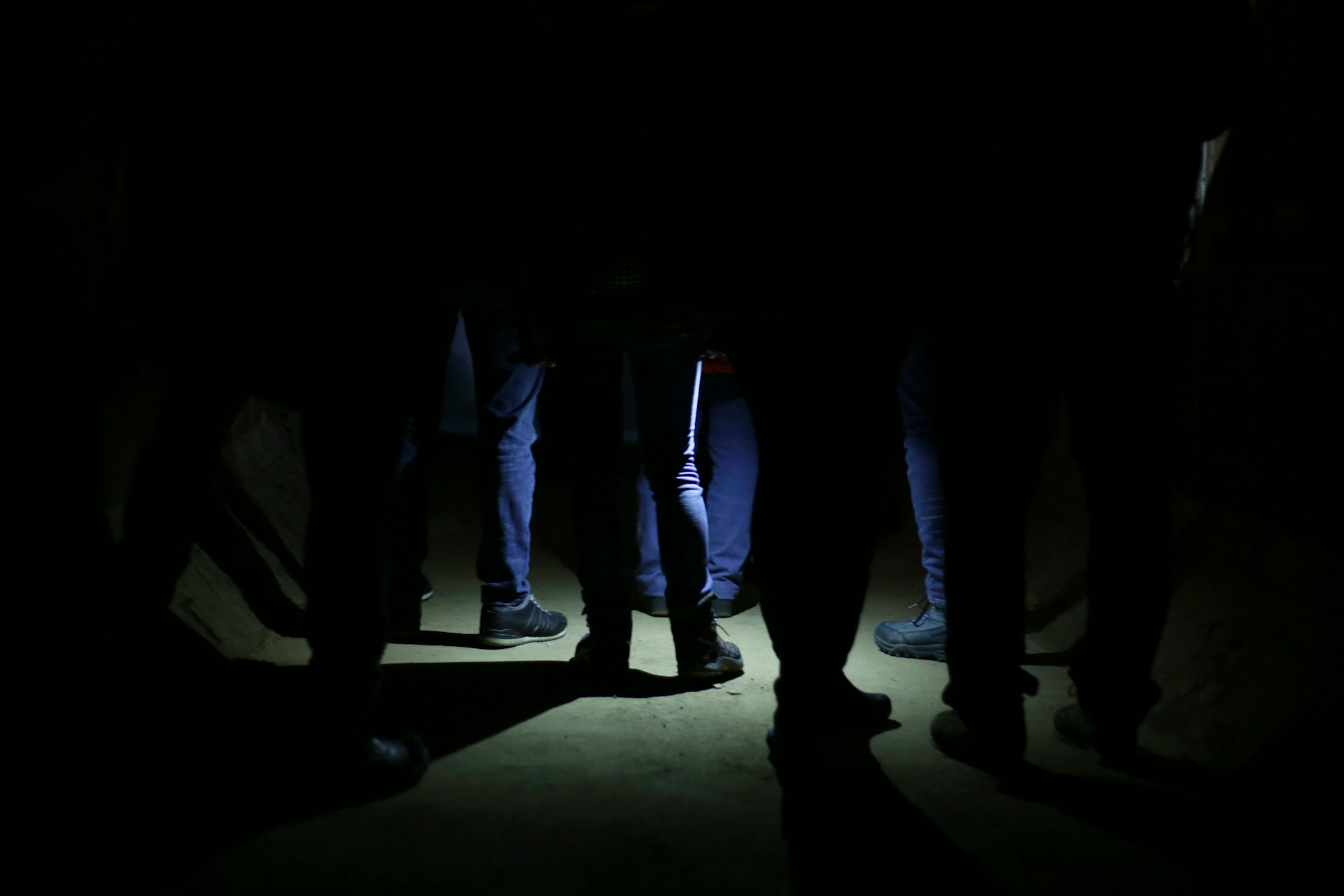 Des gens tiennent une réunion secrète dans le noir