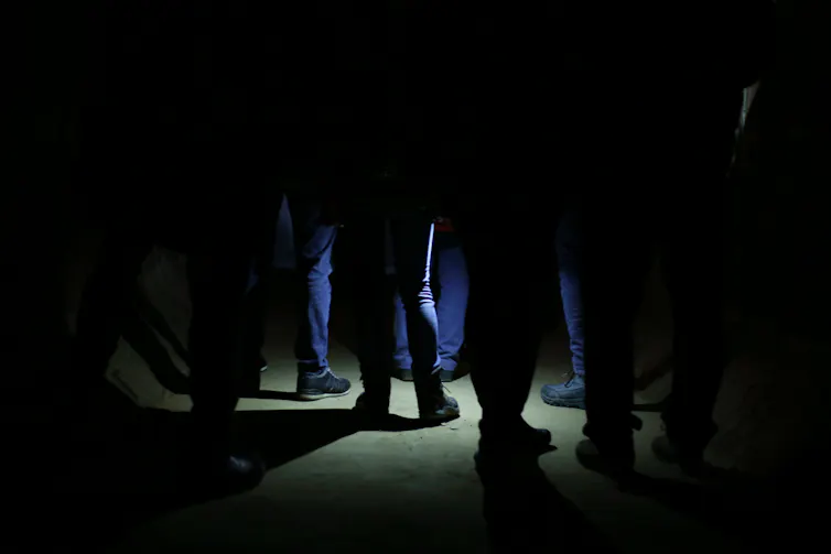 Des gens tiennent une réunion secrète dans le noir