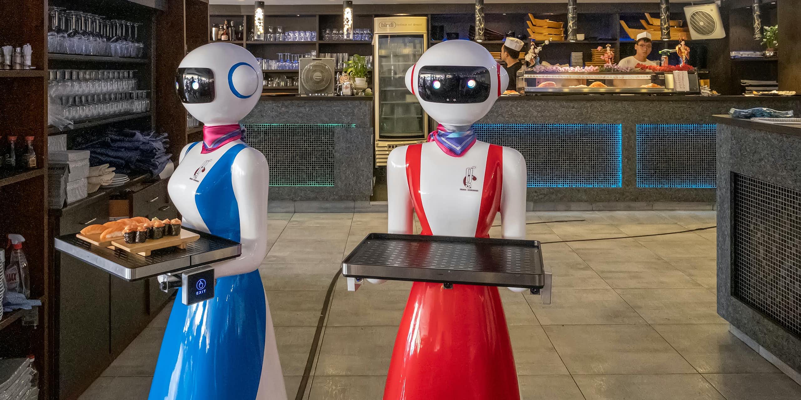 Robots camareros en un restaurante en Rapallo, Italia.