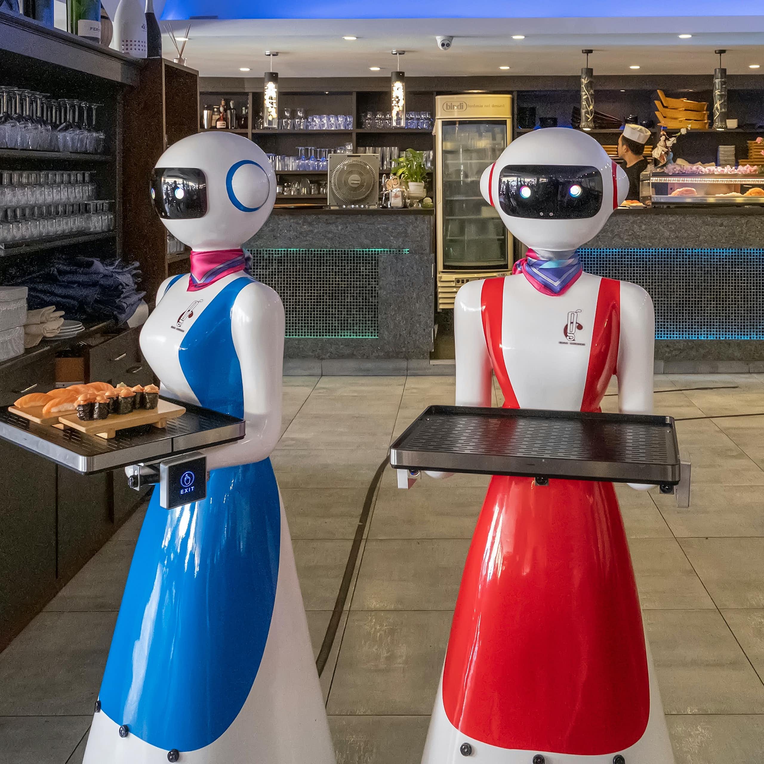 Robots camareros en un restaurante en Rapallo, Italia.