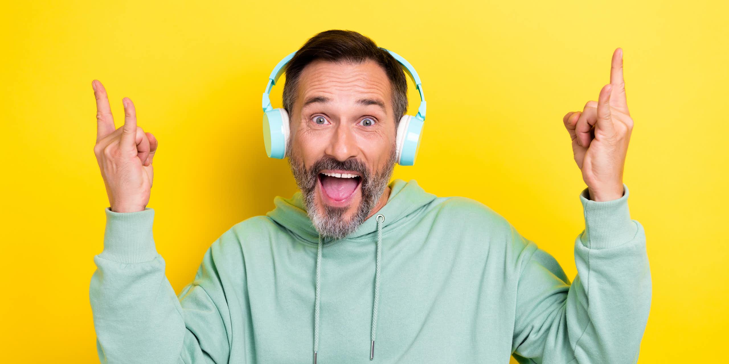 Homem de meia-idade com fones de ouvido