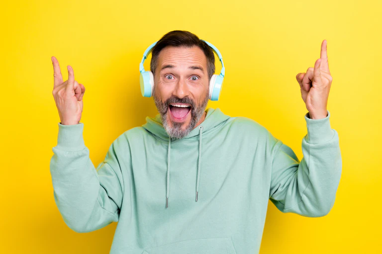 Homem de meia-idade com fones de ouvido