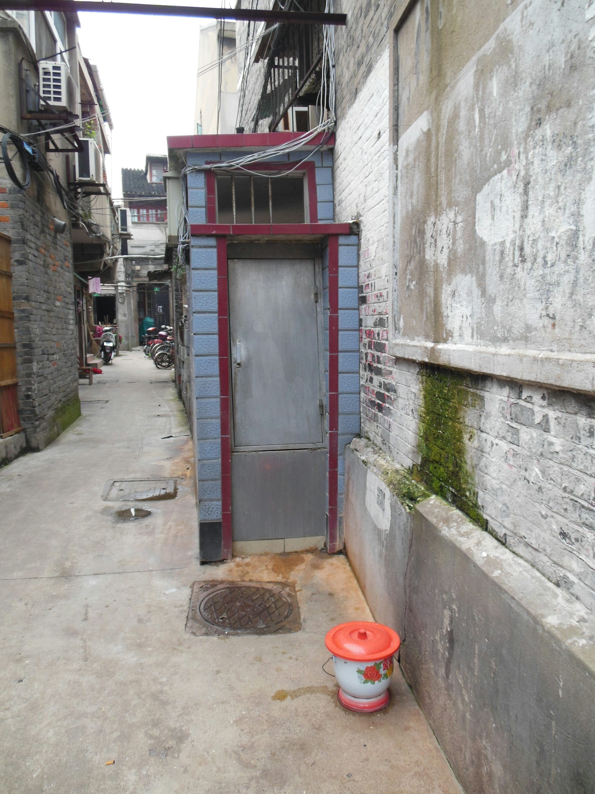 A chamber pot in an alley way.