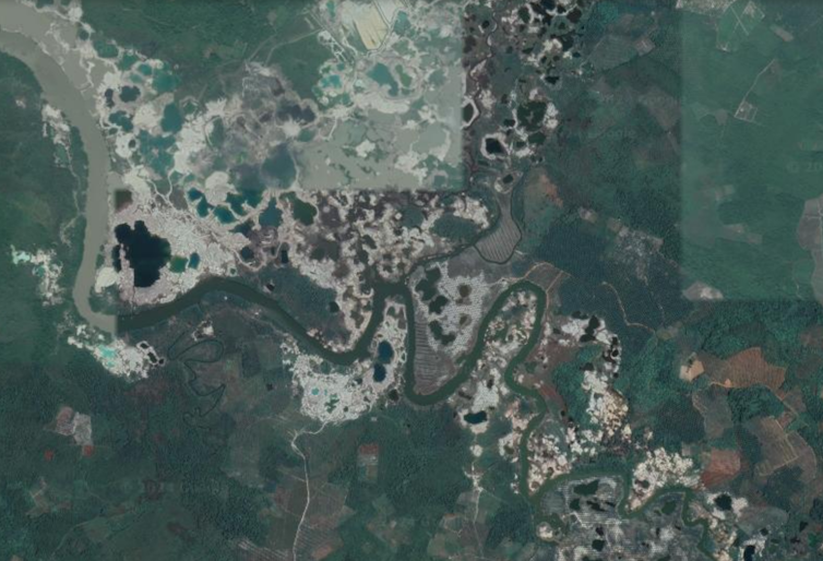 Piscines minières en Indonésie, vues depuis un satellite
