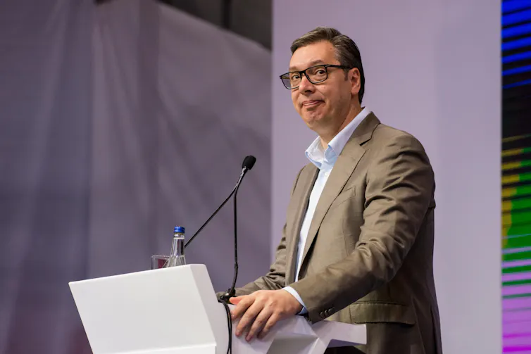 Aleksandar Vucic ante un atril.