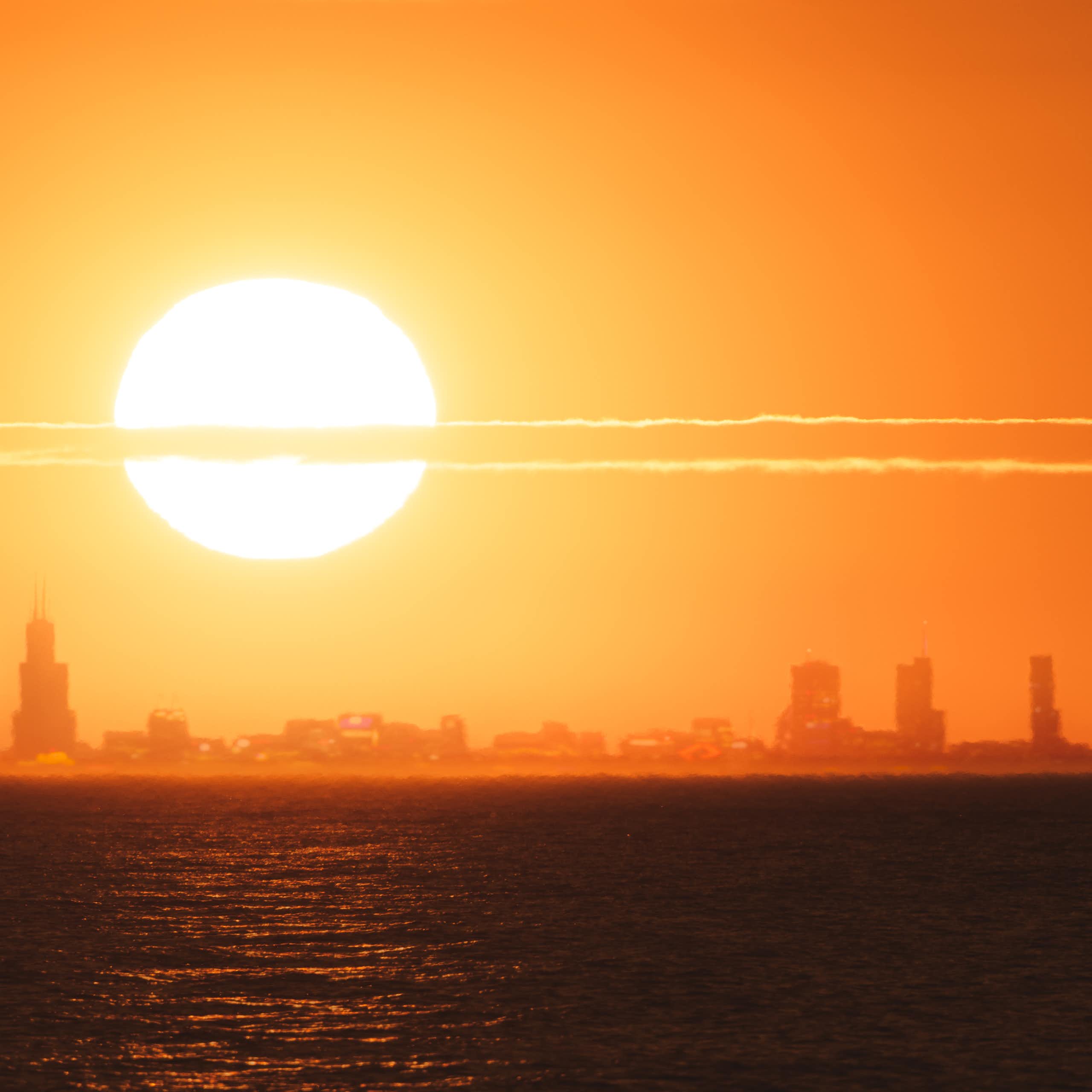 Le soleil se couche sur Chicago par une chaude journée.