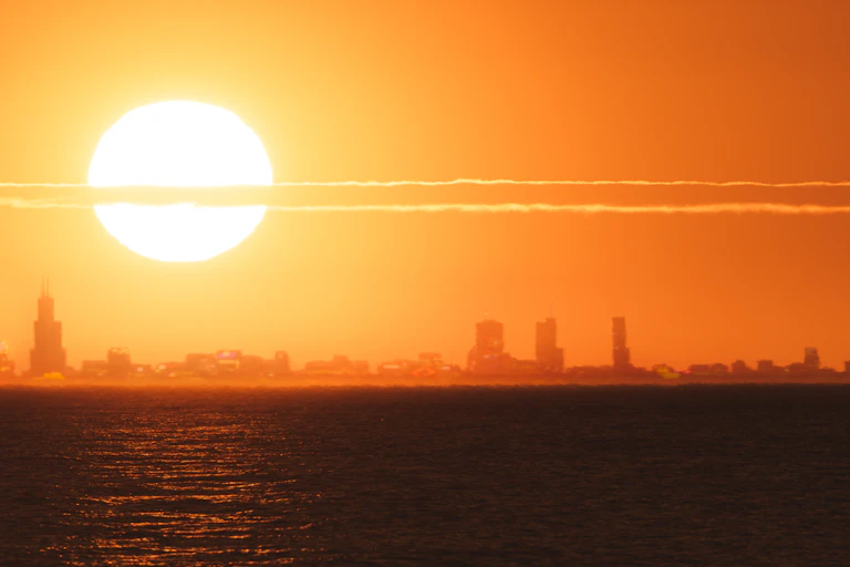 Le soleil se couche sur Chicago par une chaude journée.