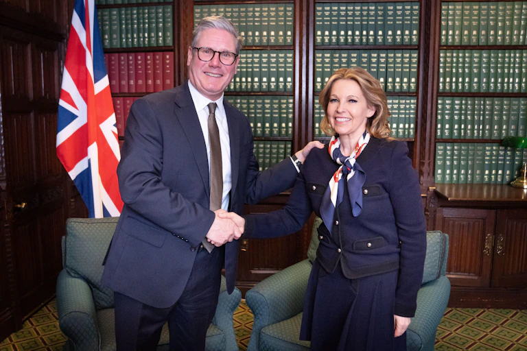 Keir Starmer shaking hands with Natalie Elphicke.
