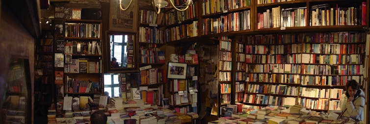 Una librería abarrotada de libros.
