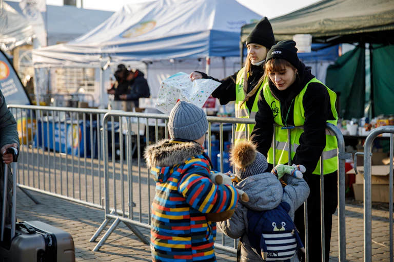 Voluntarias en el cruce fronterizo entre Polonia y Ucrania, en marzo de 2022.