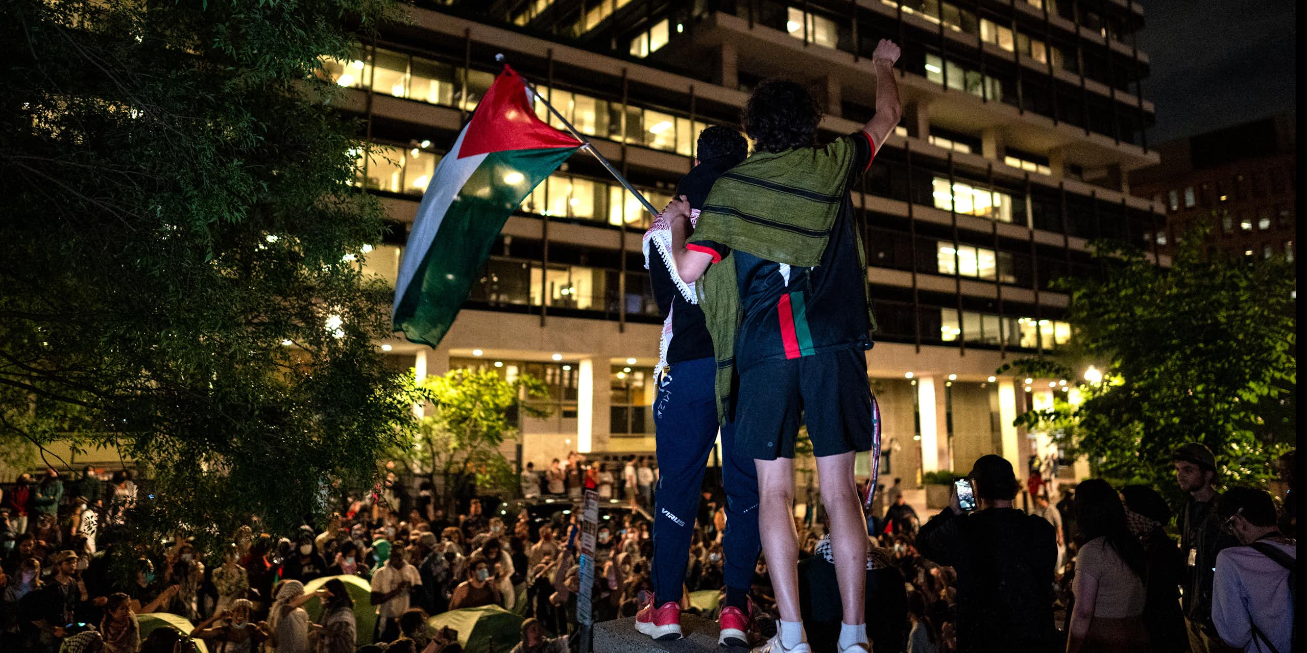 Des manifestants pro-palestiniens dansent dans la rue près des bureaux administratifs de l'Université George Washington le 9 mai 2024. 