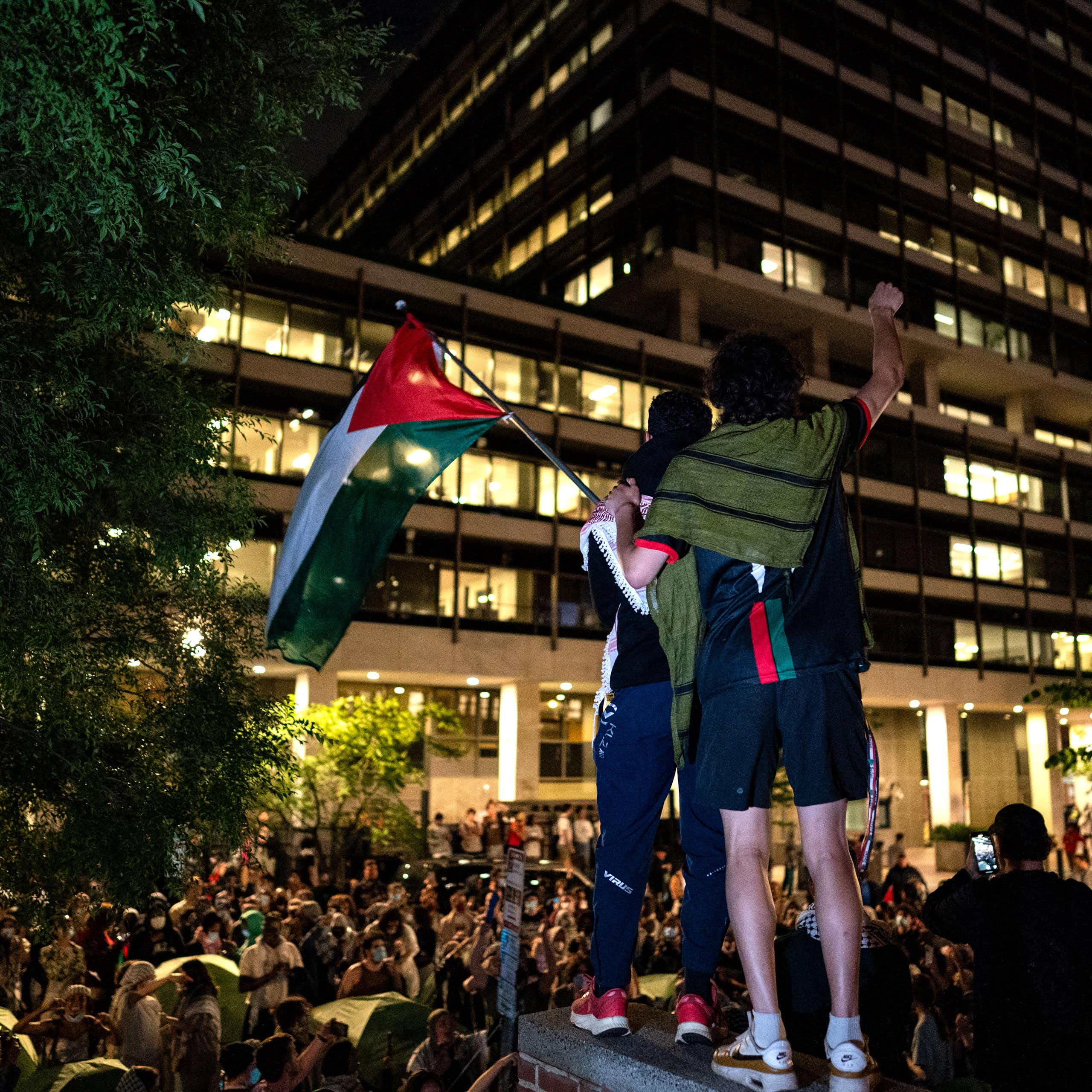 Des manifestants pro-palestiniens dansent dans la rue près des bureaux administratifs de l'Université George Washington le 9 mai 2024. 
