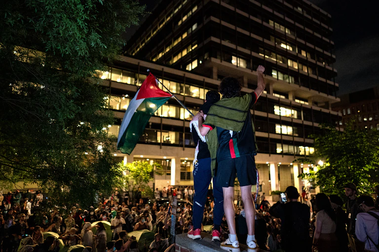 Des manifestants pro-palestiniens dansent dans la rue près des bureaux administratifs de l'Université George Washington le 9 mai 2024.
