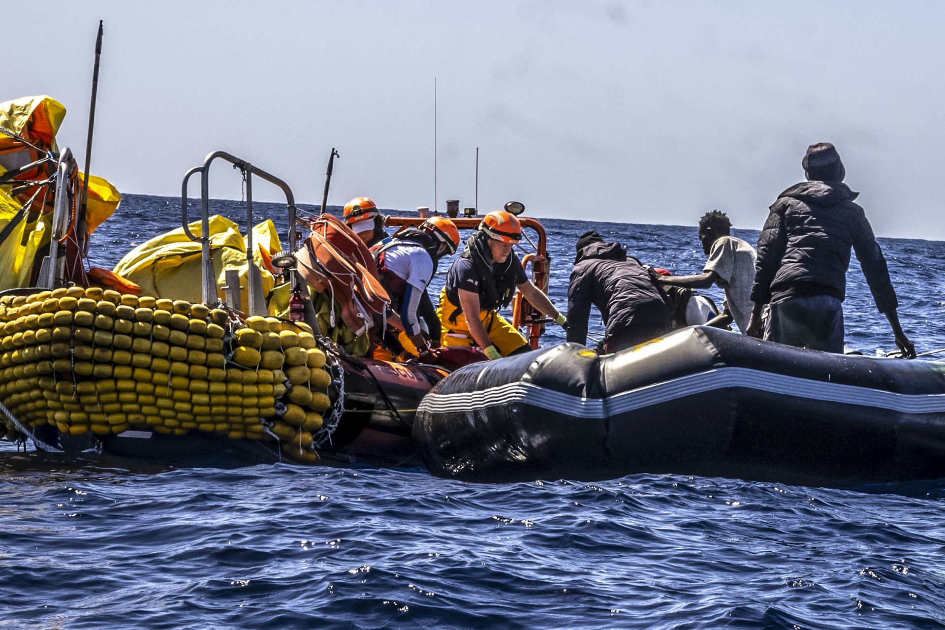 Des gens à bord d’un pneumatique sont secourus en mer