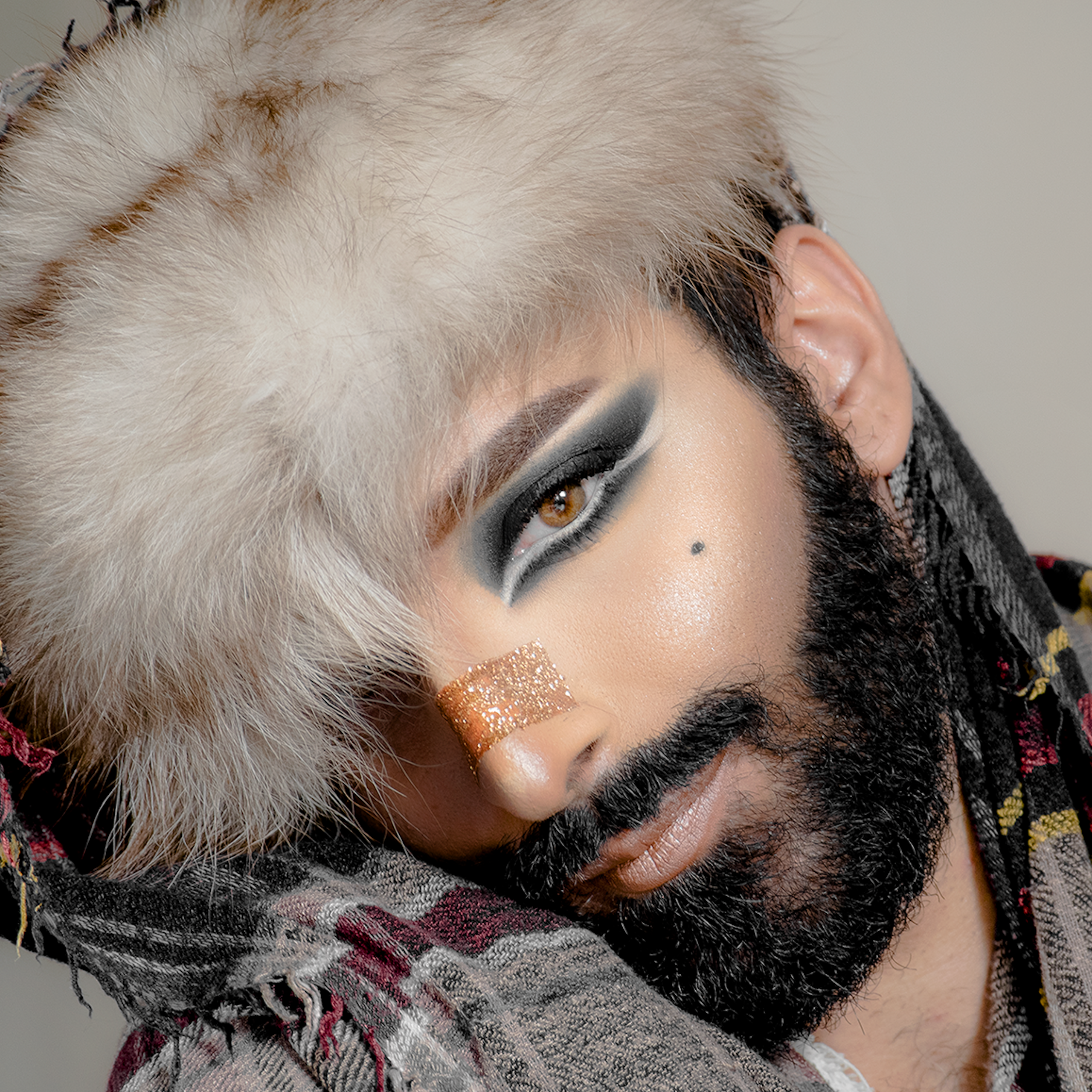 Autoportrait de l'artiste militante LGBT+, féministe et artiste tunisienne Khookha McQueer. 2018