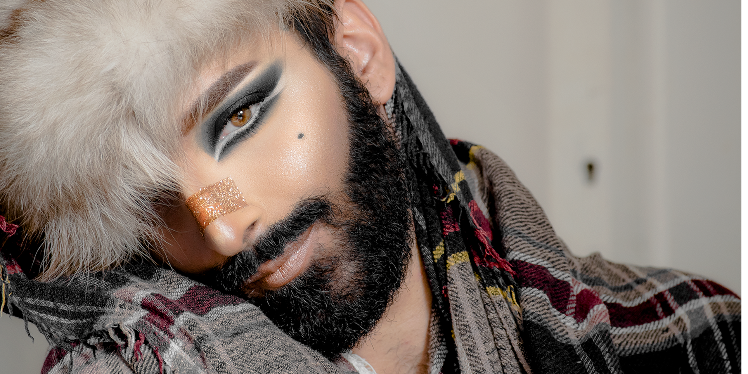 Autoportrait de l'artiste militante LGBT+, féministe et artiste tunisienne Khookha McQueer. 2018