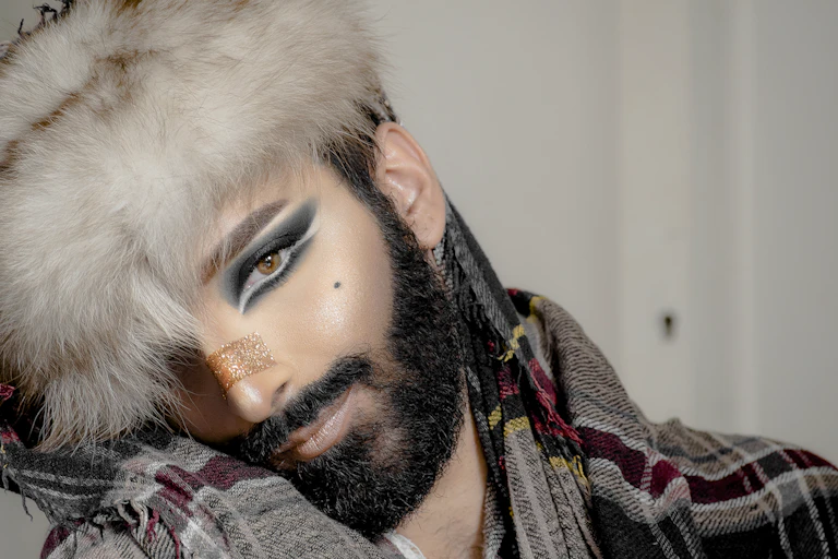 Autoportrait de l'artiste militante LGBT+, féministe et artiste tunisienne Khookha McQueer. 2018