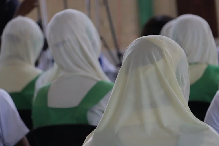 Vue de dos de jeunes filles voilées.