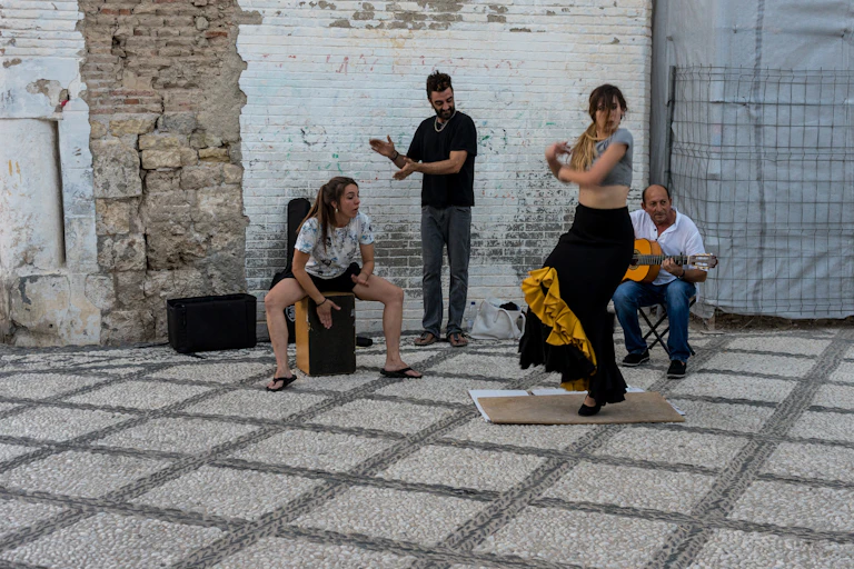 Un grupo de flamenco baila para los turistas en el mirador de San Nicolás a la Alhambra de Granada el 23 de junio de 2017.