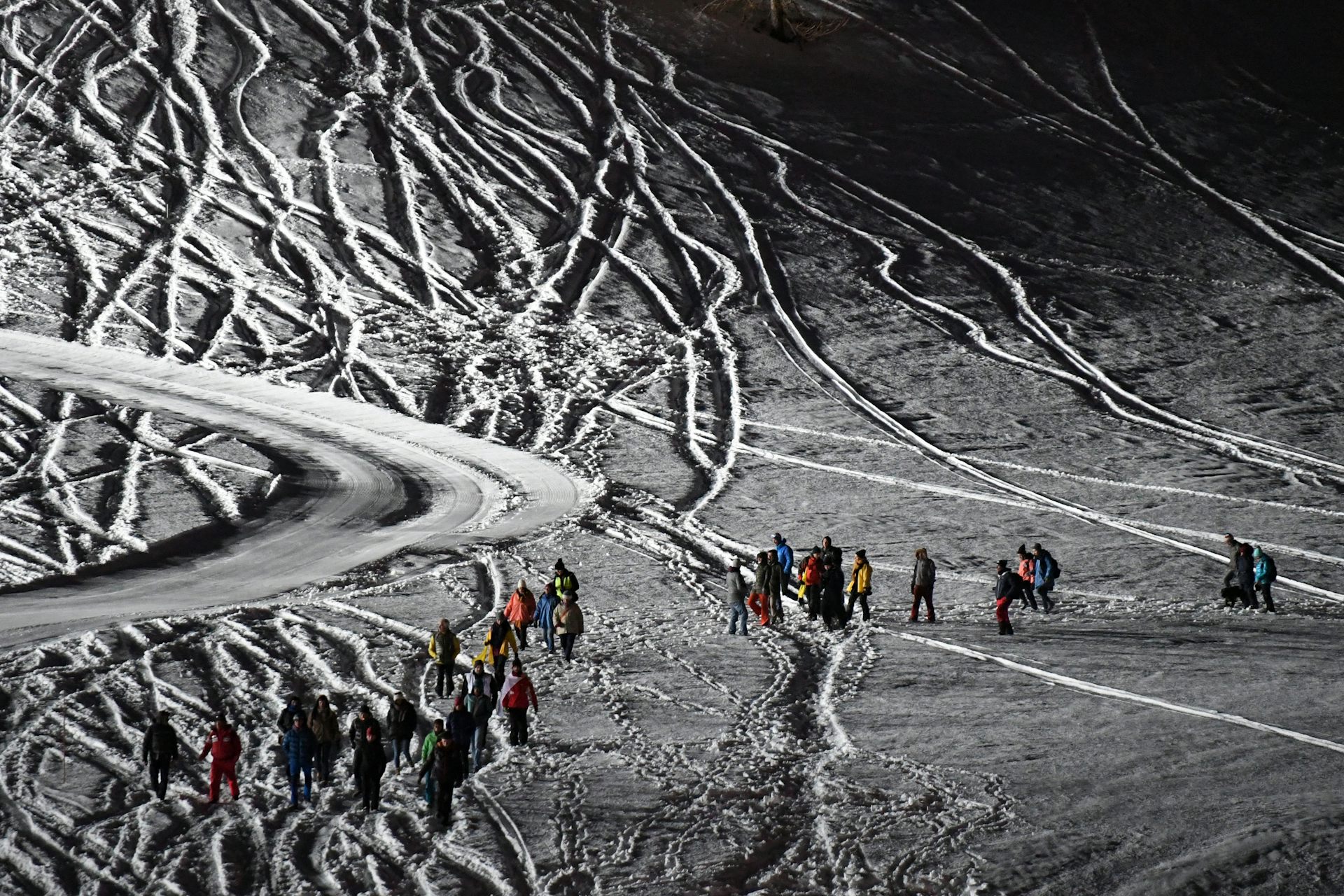 Photo prise de nuit d’une maraude de bénévoles venant en aide aux migrants dans la montagne franco-italienne