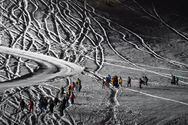 Photo prise de nuit d’une maraude de bénévoles venant en aide aux migrants dans la montagne franco-italienne