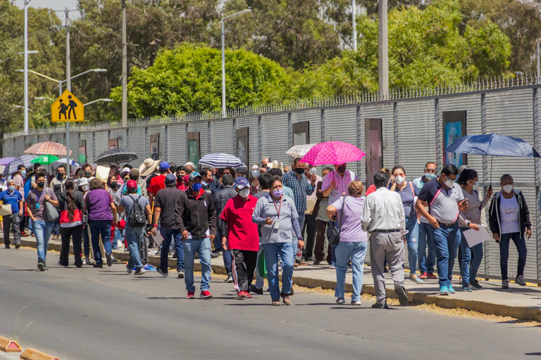 Cola para recibir la vacuna contra la covid-19 en Puebla (México).