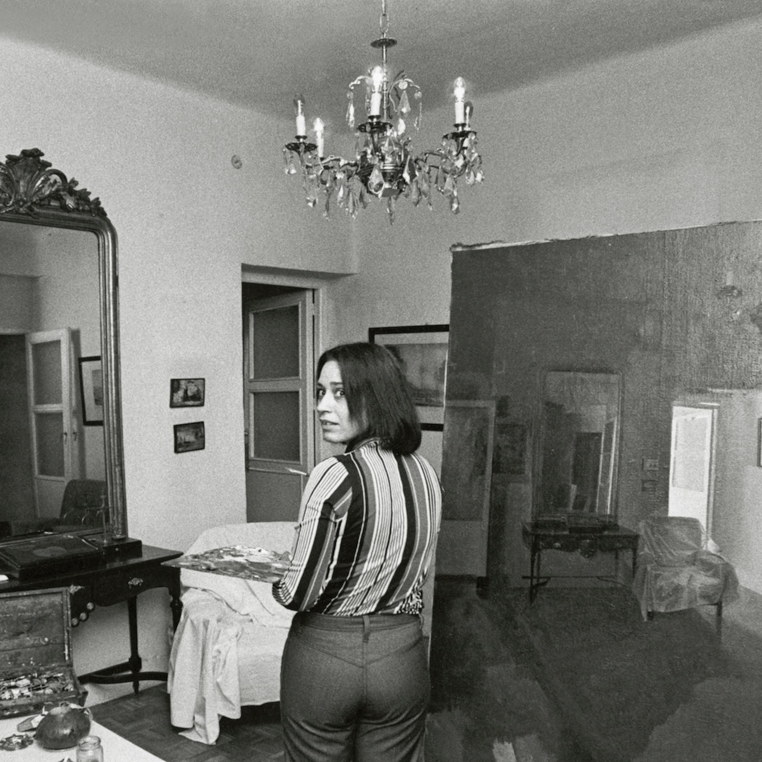 Isabel Quintanilla pintando Gran interior, 1973. Fotografía de Stefan Moses 