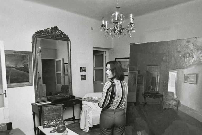 Isabel Quintanilla pintando Gran interior, 1973. Fotografía de Stefan Moses