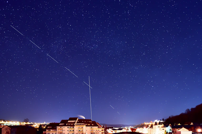 Satellites Starlink dans le ciel nocturne.