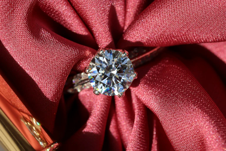 Un solitaire (diamantà sur un fond de tissu rose