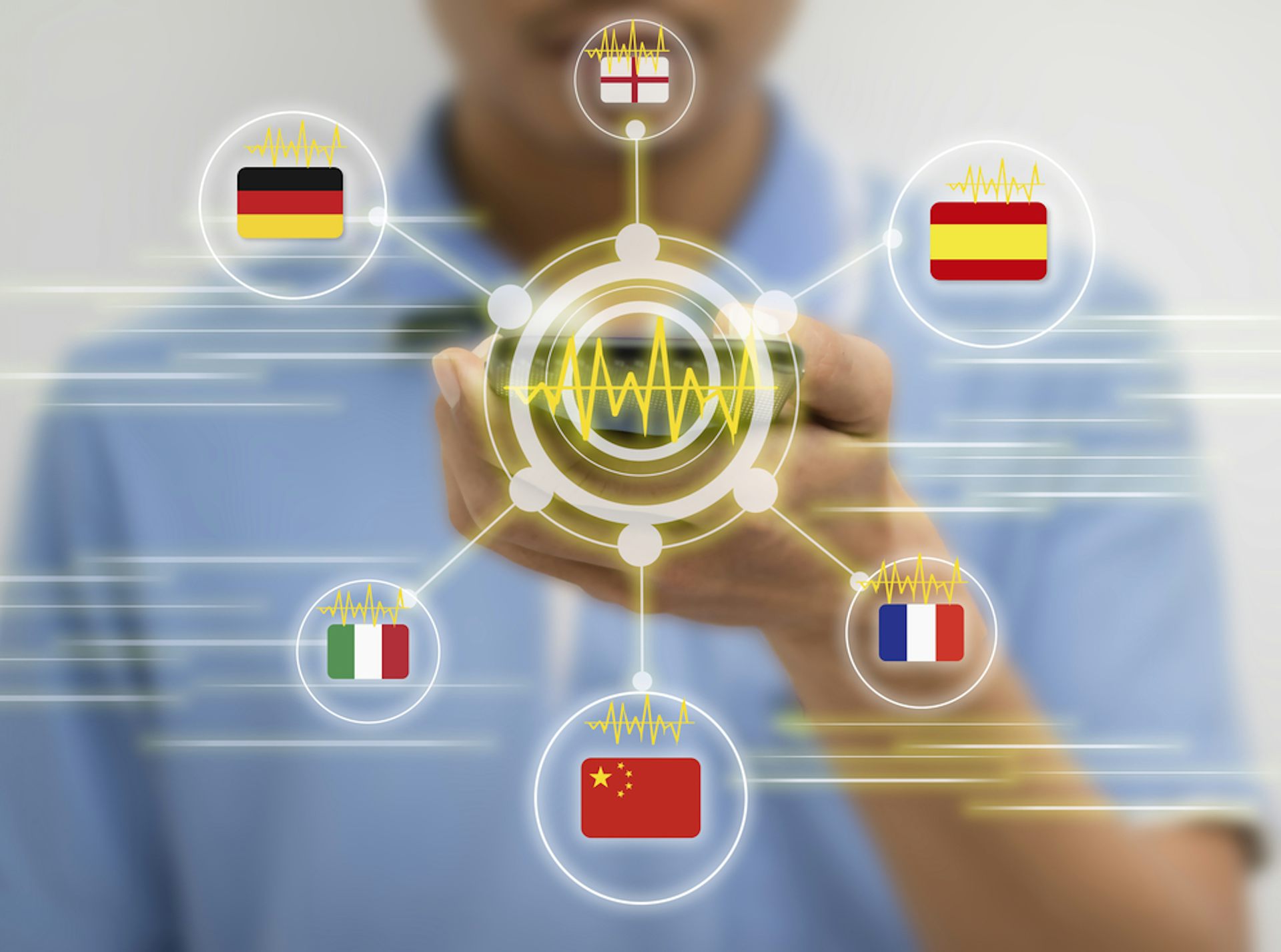 Personne utilisant la commande vocale de son smartphone et demandant des traductions