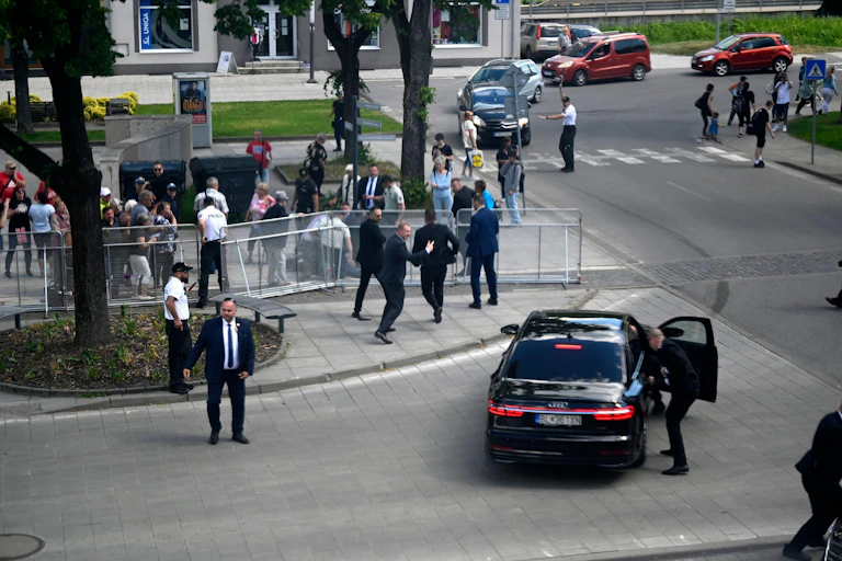 Bodyguards running in different directions at teh scene of Robert Fico's shooting