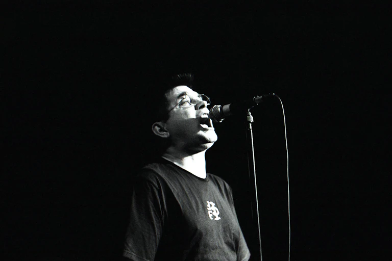 Steve Albini chant au micro.