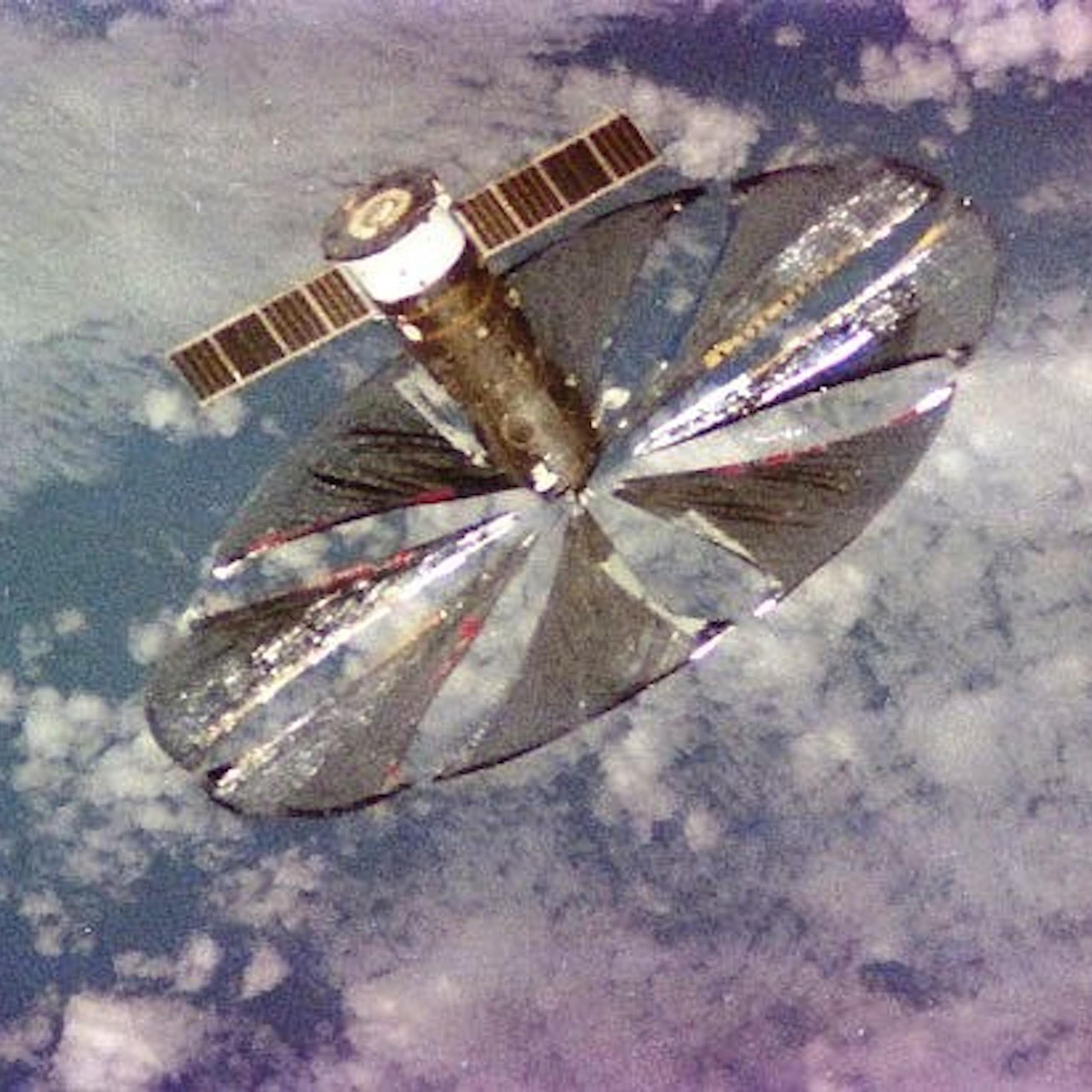 Vista espacial do refletor Znamia-2: um satélite com grandes velas que formam um disco prateado para refletir a luz solar