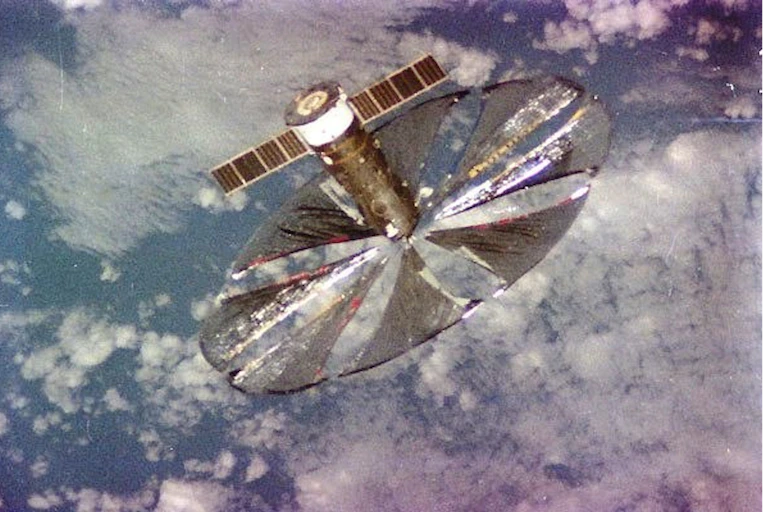 Vista espacial do refletor Znamia-2: um satélite com grandes velas que formam um disco prateado para refletir a luz solar