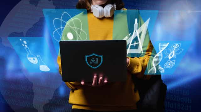 Un élève tenant un ordinateur et faisant des exercices scolaires en ligne