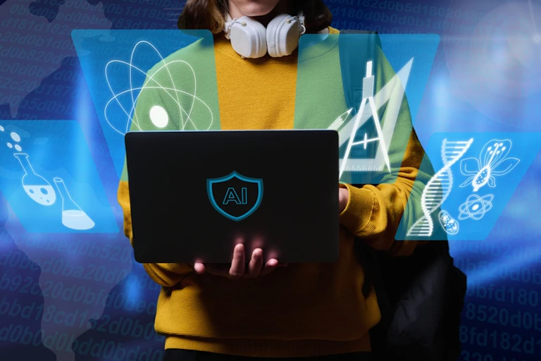 Un élève tenant un ordinateur et faisant des exercices scolaires en ligne