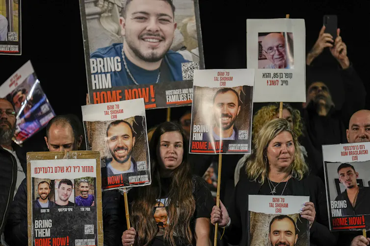 Keluarga para sandera dalam sebuah unjuk rasa di Israel.