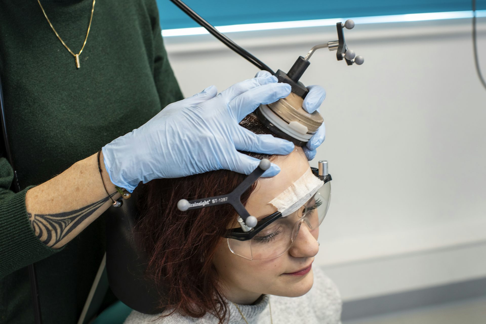 Jeune femme recevant un traitement par ultrasons transcrâniens