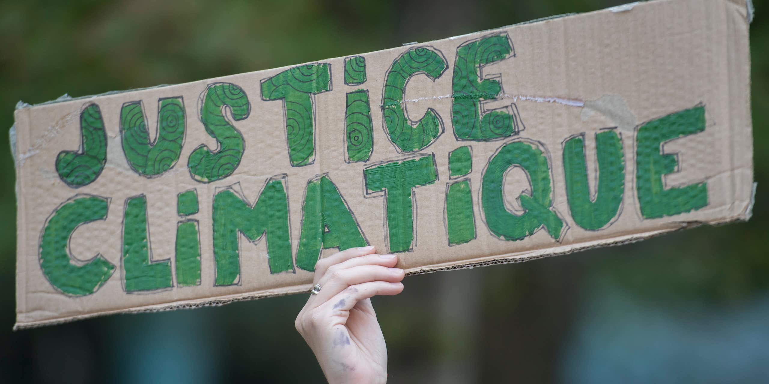 Une manifestante brandit une affiche promouvant la «Justice climatique»