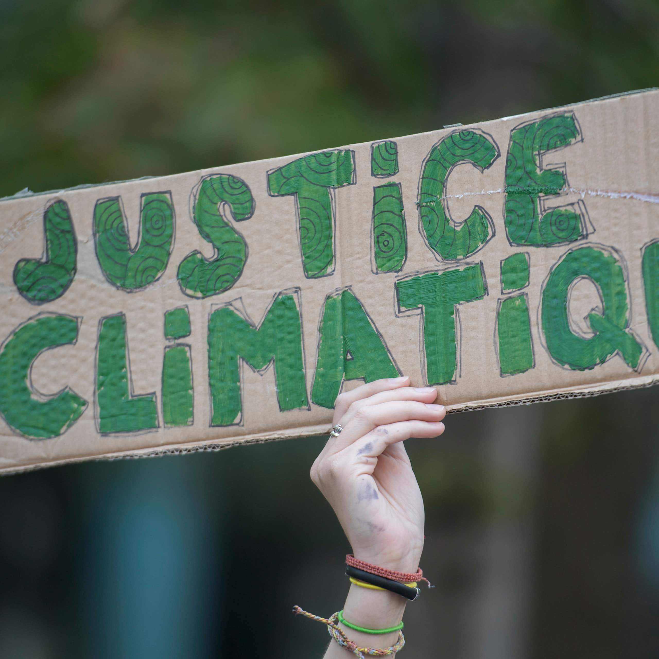 Une manifestante brandit une affiche promouvant la «Justice climatique»