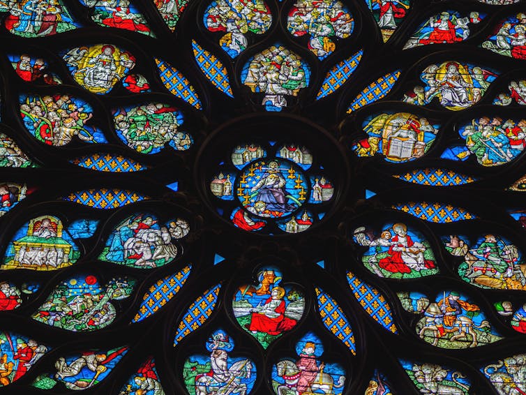 Détails de la rose de la Sainte-Chapelle illustraint l’Apocalypse selon Saint-Jean
